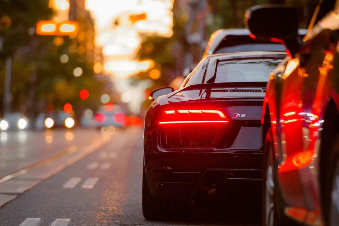 汽車尾燈模糊背景